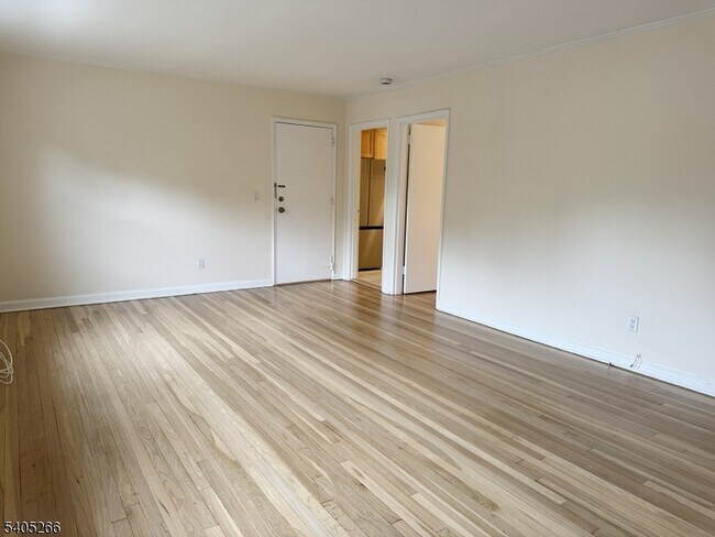 Photo - 390 Morris Ave Unidad 35