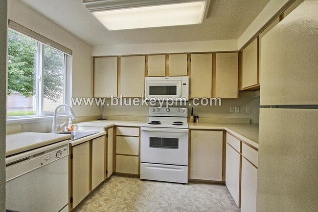 Photo - 1 Bed, 1 Bath Condo in Salmon Creek with Community Pool and Clubhouse