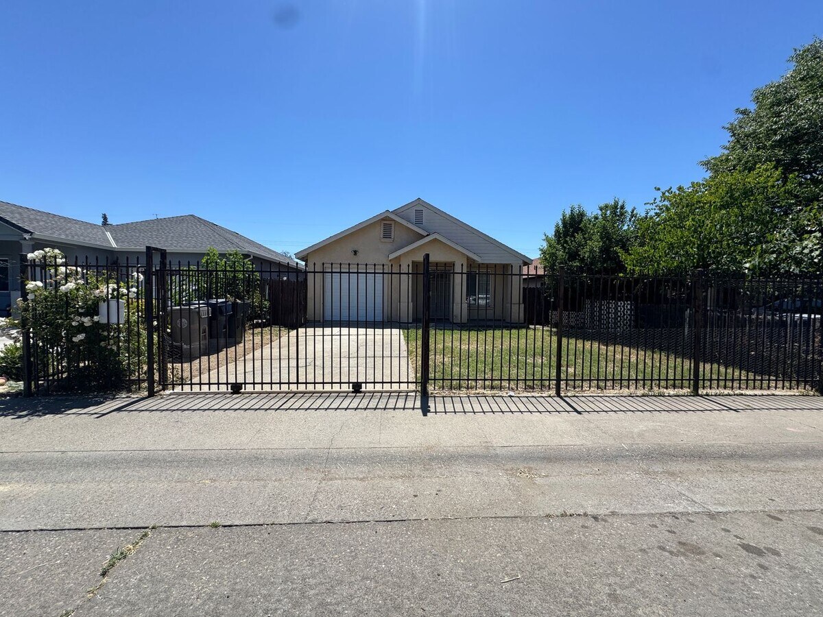 Charming 3 Bedroom, 2 Bathroom Home in Sacramento - Charming 3 Bedroom, 2 Bathroom Home in Sacramento