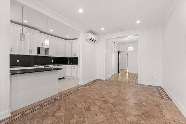 Photo - 61-33 Palmetto St