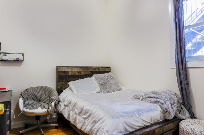 Apt 2 (3bd/2ba) - Bedroom #3 - Harris Point Chicago