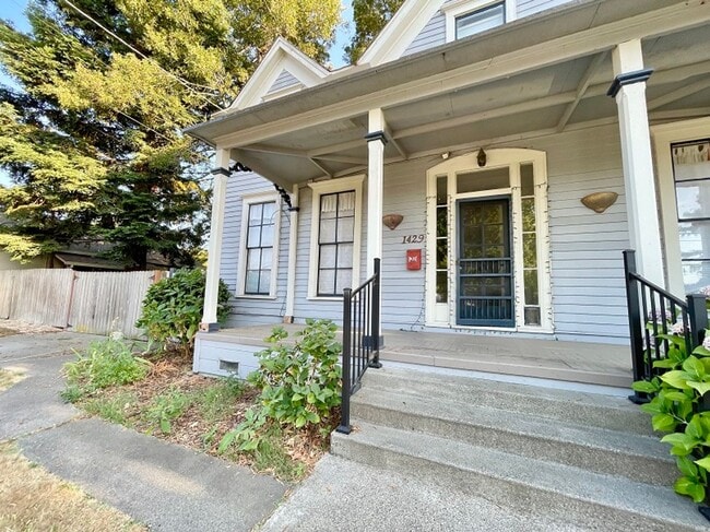 Photo - 1429 Elm St Unidad 1429 Elm - upstairs