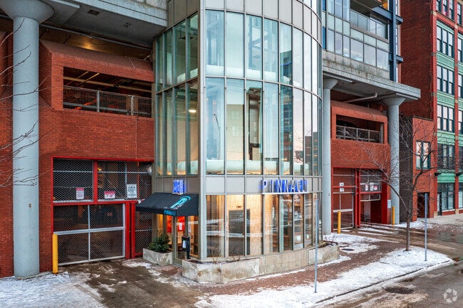 Entrada - Pinnacle Condominiums