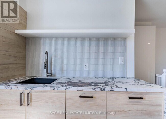 Photo - 1153 Dundas St W