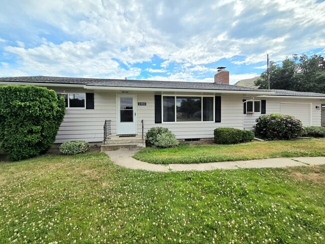 Building Photo - Oversized (@ whopping 2,600+ Sq. Ft.), Beautifully Charming 4-Bed, 2-Bath Home in Wenatchee!!