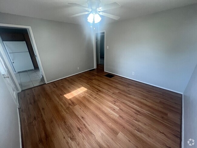Building Photo - Lease option to buy Rental