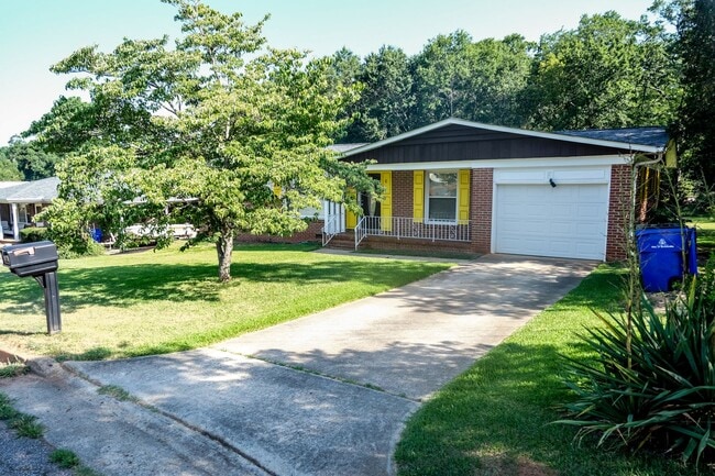 Building Photo - 3 Bedroom, 2 Bath house with fenced yard!