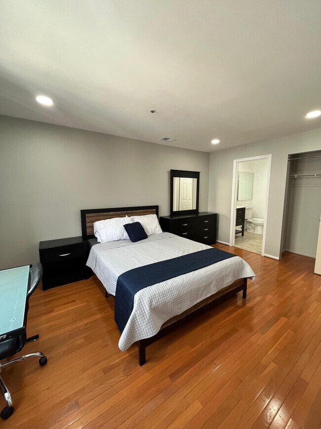 Photo - 30 Richmond Street4 - Master Bedroom