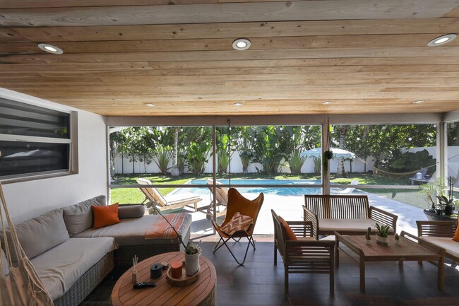 Photo - 976 SW 11th St