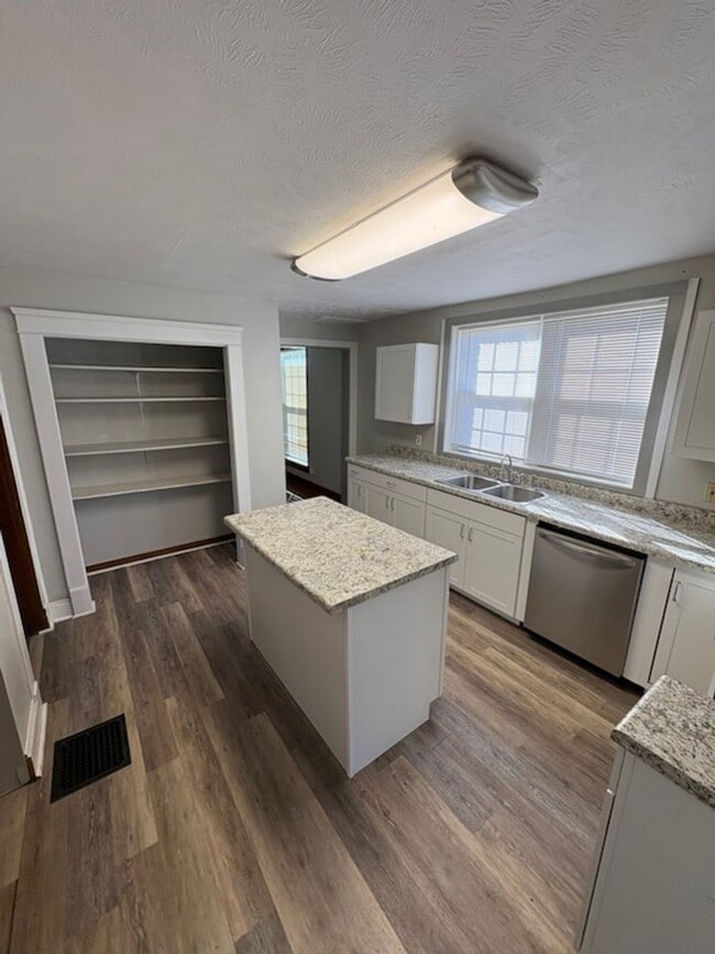 Photo - 420 W Old Andrew Johnson Hwy