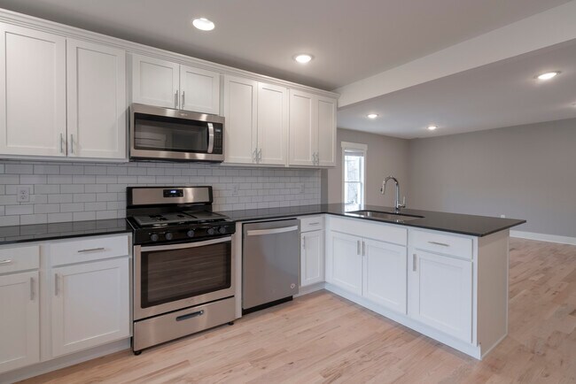 Photo - 261 Eastern Ave SE