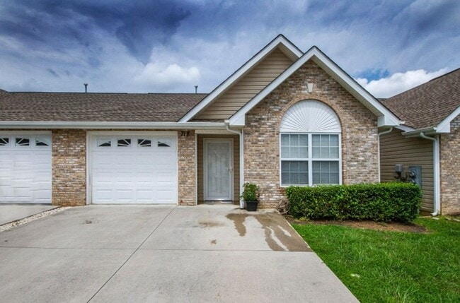 Building Photo - Knoxville 37912 - 2 bedroom, 2 bath home - Call Jean Chung (865) 386-1022