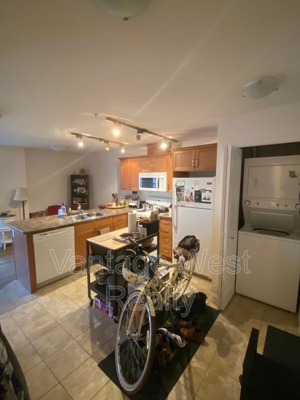 Photo - 598-598 Sutherland Ave