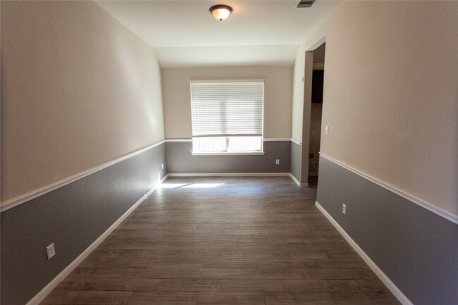 Photo - 5826 Euclid Loop