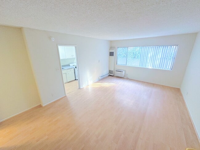 Photo - Centrally located studio in Hollywood Blvd. within distance from the Walk Of Fame Unit 107