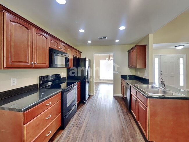 902 Tanager Ct