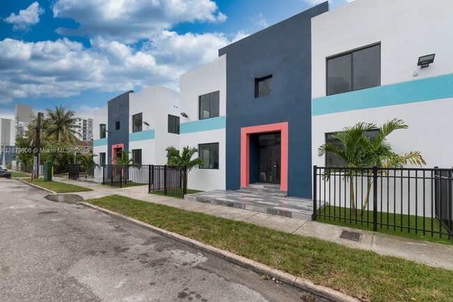 Building Photo - 858 NW 3rd St Unit 1-12