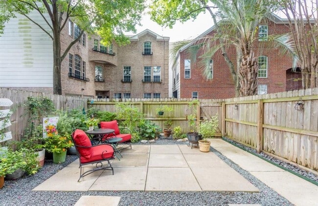 Photo - 5235 Blossom St