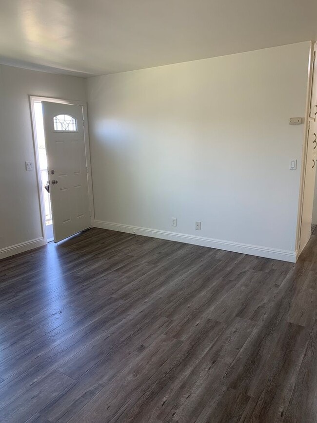 Photo - For Lease 2+1 Upstairs Duplex Ventura, CA Unidad 158 E Ramona St