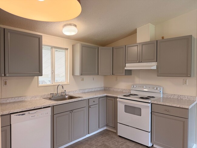 Building Photo - ~Great Updated 3 Bedroom Home in Green~