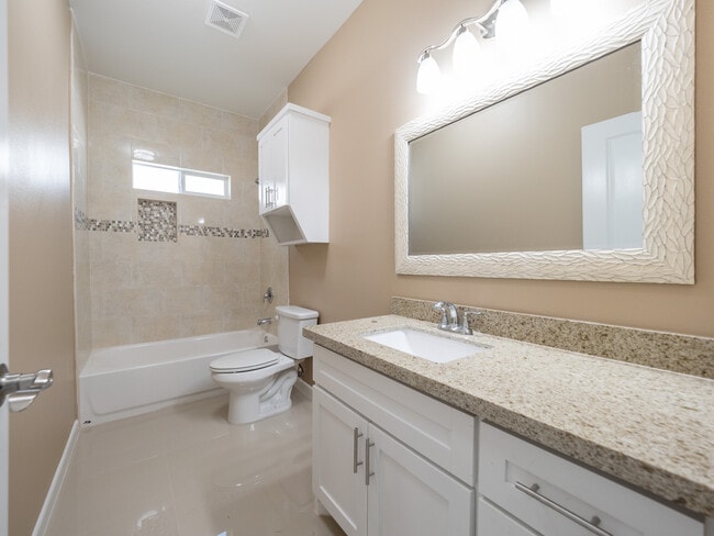 Bath 1 - 1809 Taft St Unit # 3