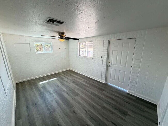 352 W Roosevelt Ave
