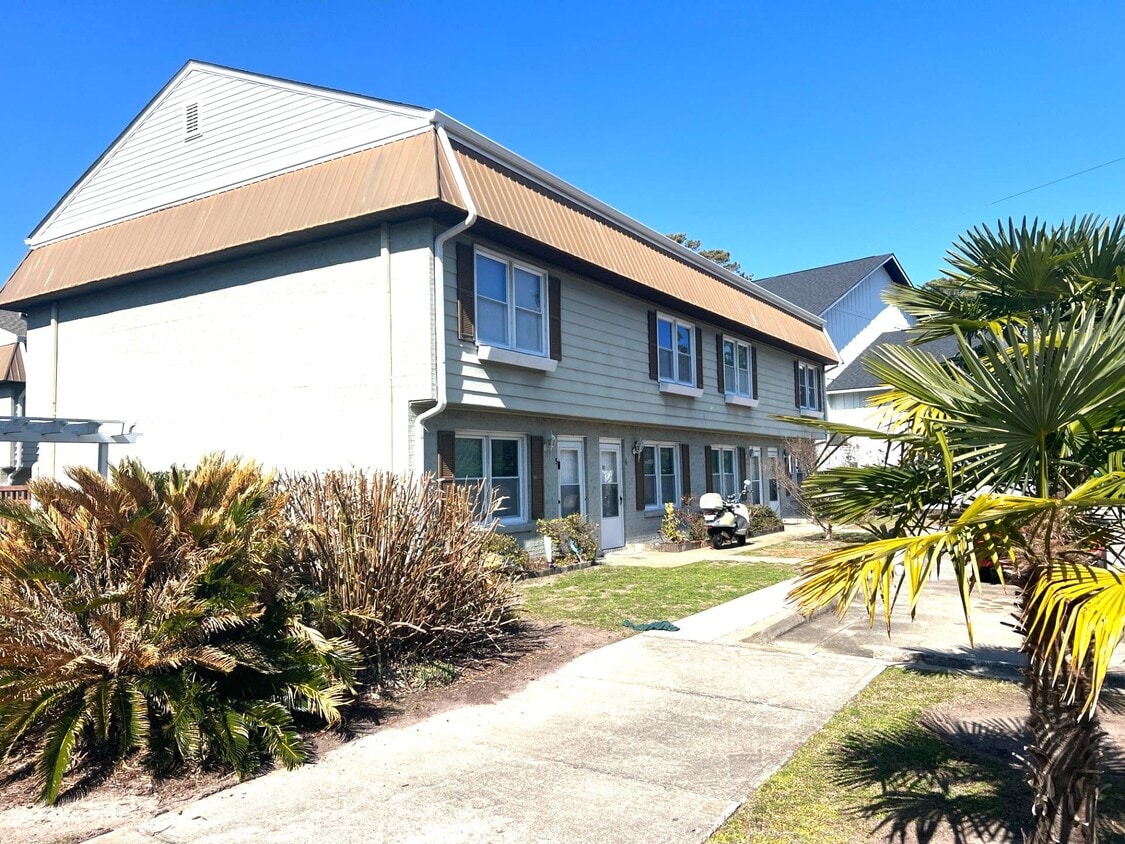 Pet friendly! 2 Bedroom, 1.5 Bath Town Hom... - 2 Bedroom, 1.5 Bath Town Home Located at E...
