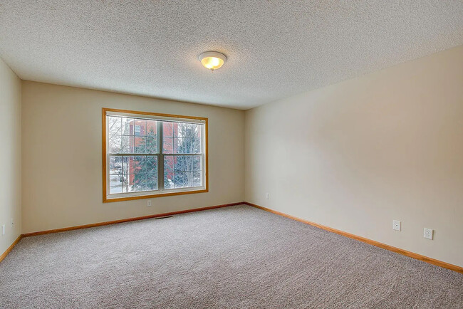 Photo - 321 Heritage Trl