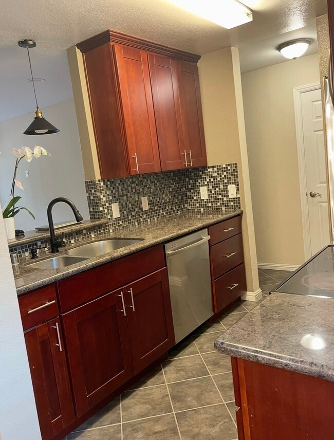 Photo - 713 Canonbury Way