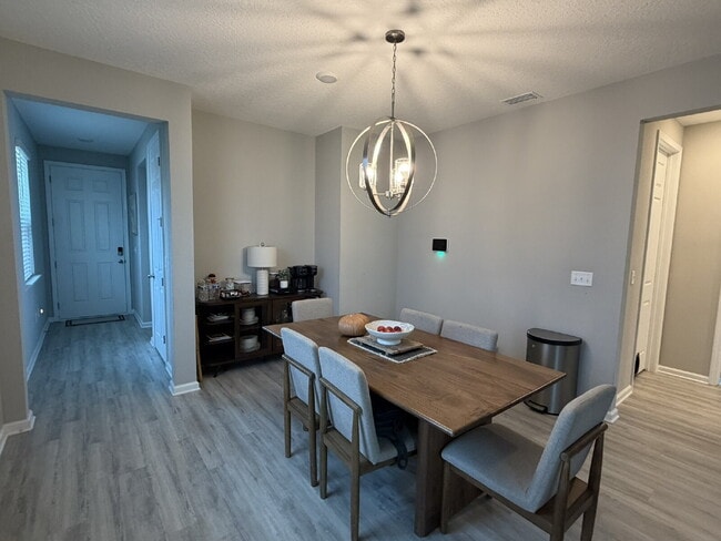 Photo - Spacious & Modern Layout – Perfect for Ent...