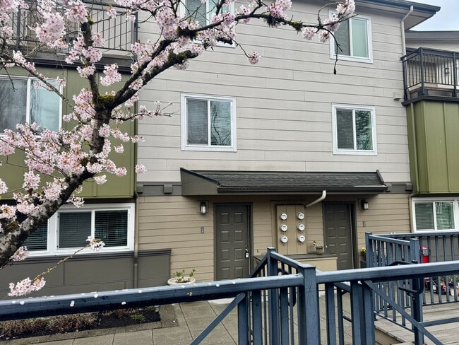 Building Photo - Redmond Townhouse