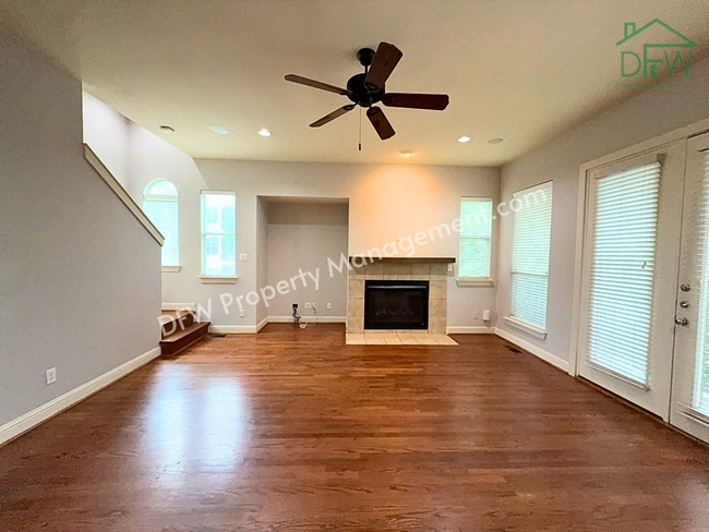 Photo - Elegant and Spacious 2-Bedroom Townhome with Rooftop View in Dallas Unidad E