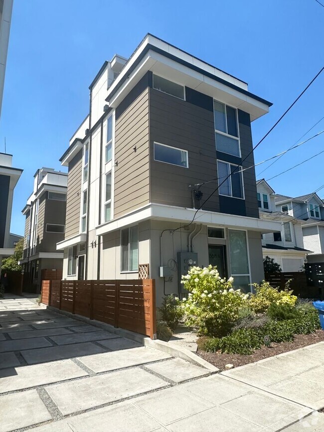 Building Photo - Just listed! Modern 2-bed, 2-bath Townhome...