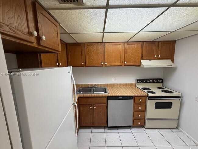 Building Photo - 3720 Inverrary Dr Unit 2K