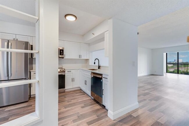 Building Photo - 2200 S Cypress Bend Dr Unit 604 Rental