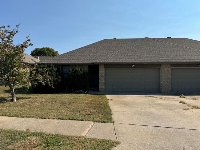 Building Photo - 2 bed 2 bath duplex