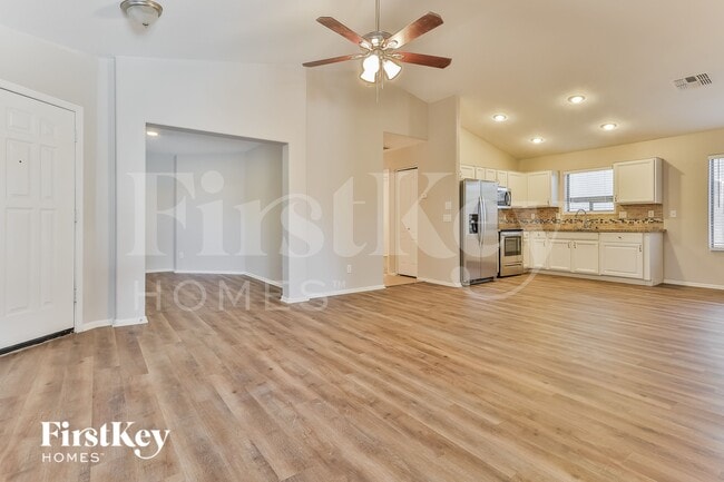 Photo - 425 W Jersey Way