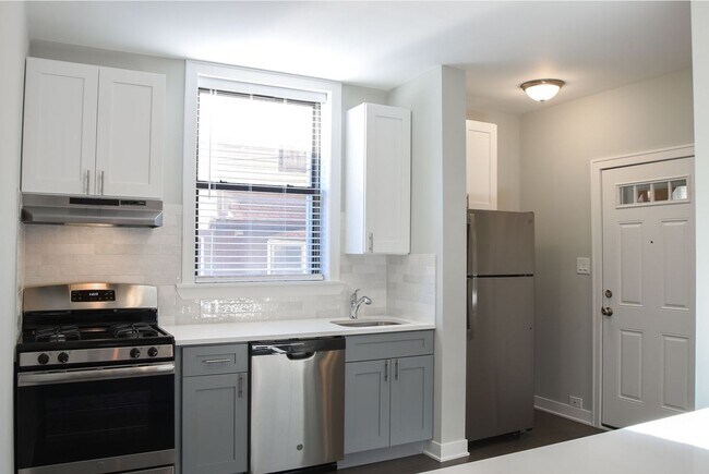 Building Photo - 2623 W Berwyn Ave Unit 2