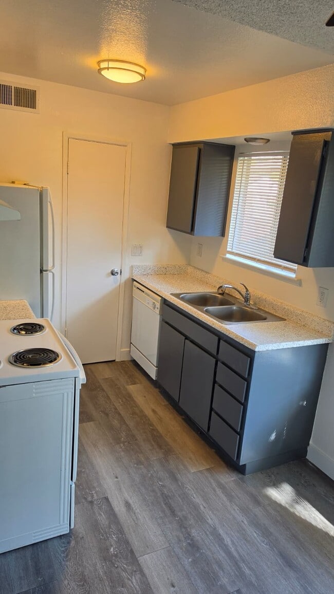 Building Photo - 4263 N Bengston Ave Unit 201