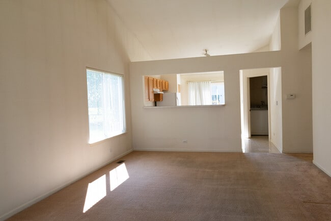 Sala de estar vista desde la puerta principal - 61 W Providence Ln