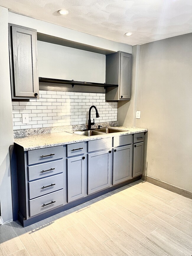 Kitchen - 1005 N State St Unit Lower