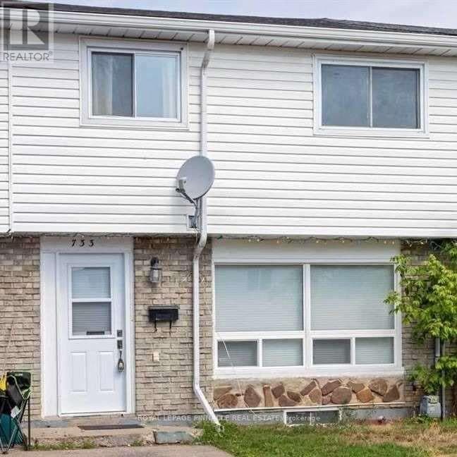 Photo - 733 Parkview Crescent
