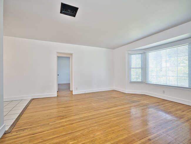 Photo - 6153 Clybourn Ave Unit 6153