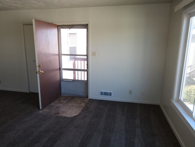 800 W 1st St