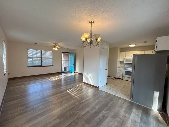 Photo - Charming 3 bedroom, 2 bathroom one level home in Murrayville!