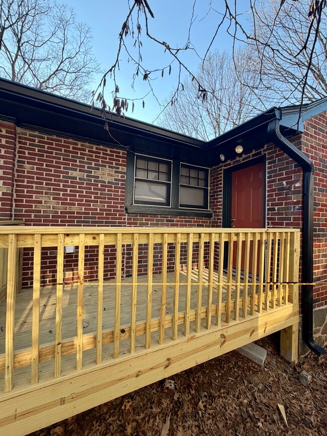 Photo - 984 Woodbourne Dr SW