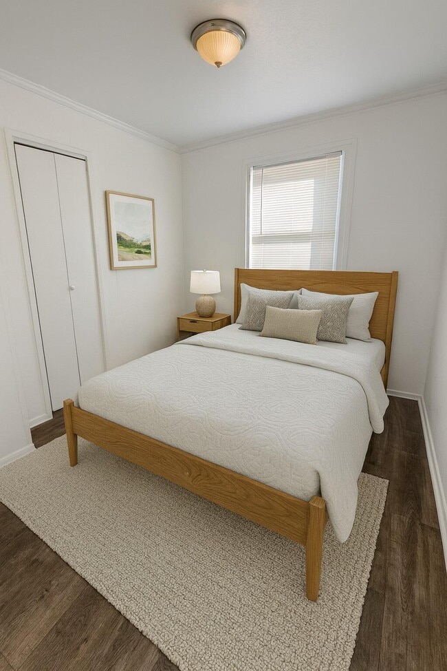 Photo - 709 W 4th St