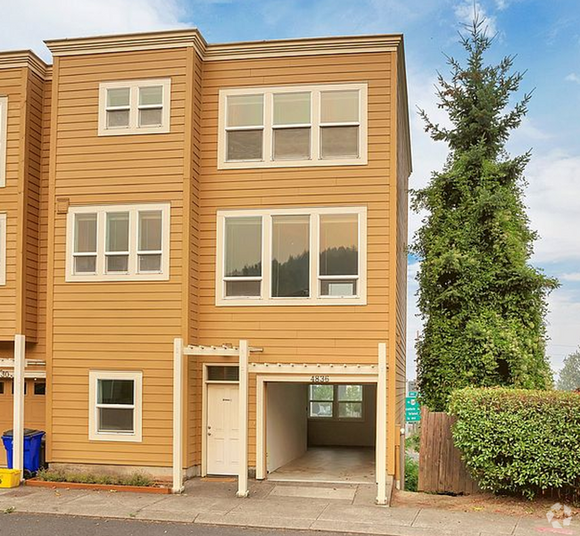 Building Photo - This Gorgeous Townhome has 3 Bedrooms, 3 1...