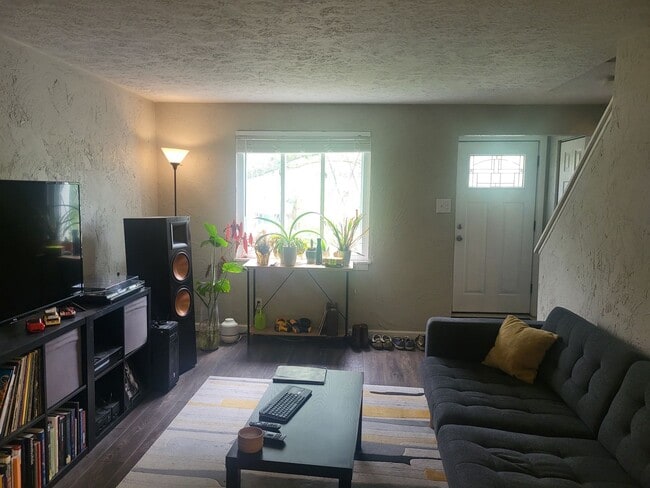 Photo - Updated 3 Bed, 1.5 Bath Home in Forest Hills - Available July 1!