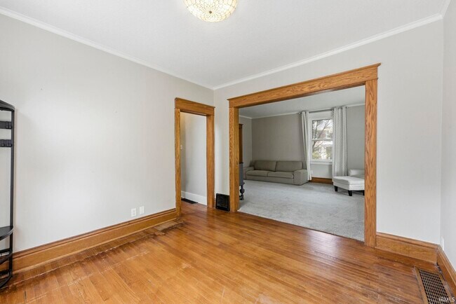 Photo - 527 W Oakdale Dr
